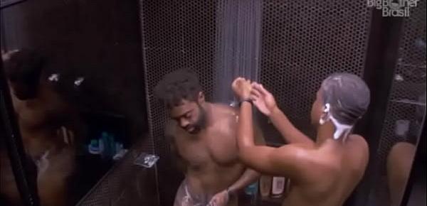  Big Brother Brasil - BBB - Homens Pelados tomando banho juntos